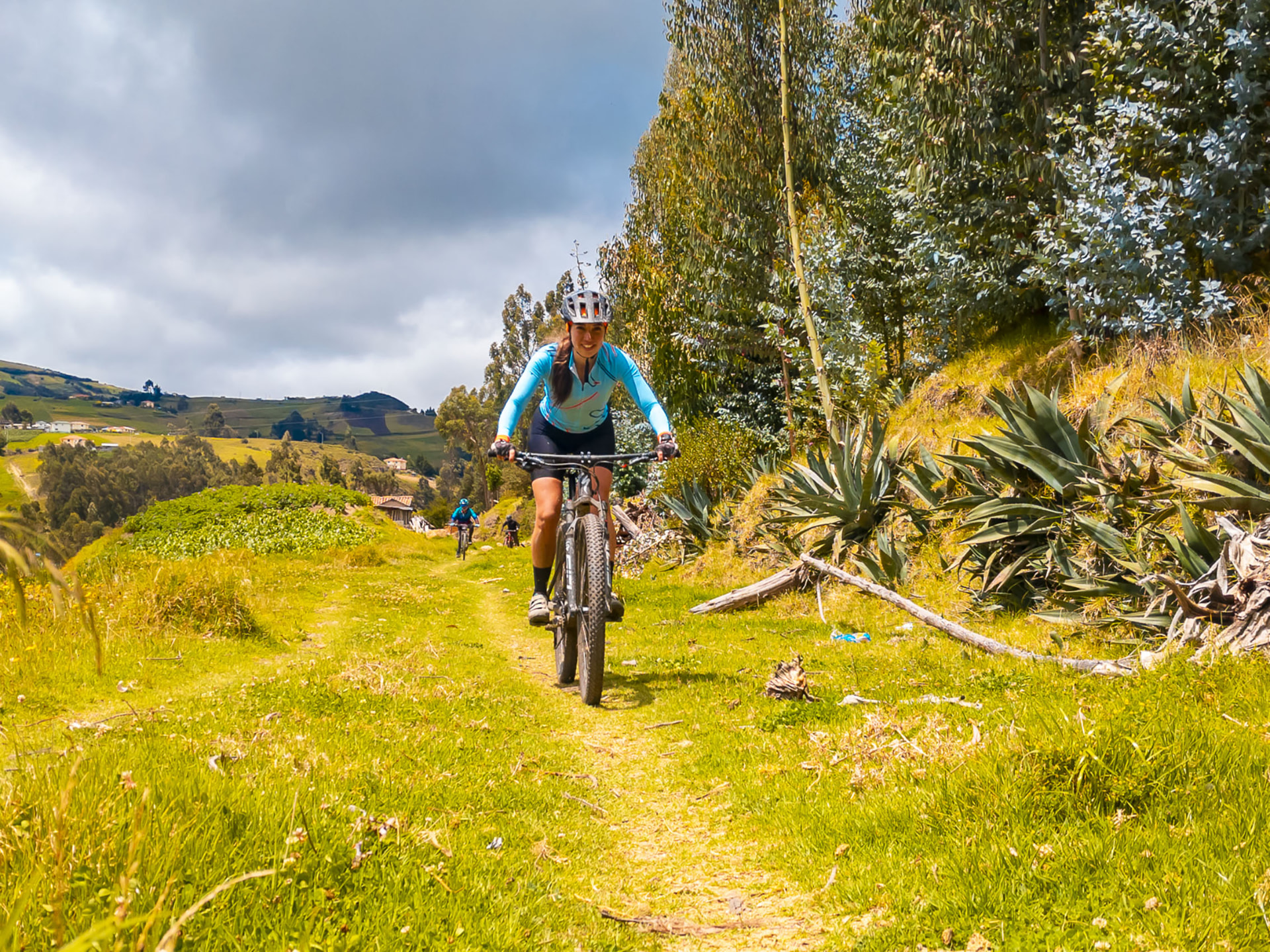 Ciclista rodando por un sendero de pasto en los Andes