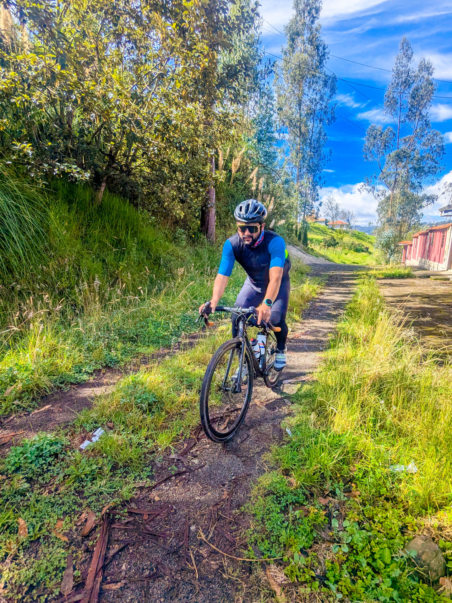 Ciclista de gravel rodando por la antigua vía del tren